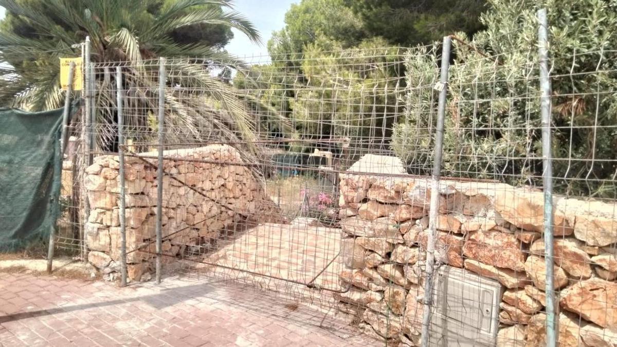 Cerrojazo todavía más drástico: las barras de hierro apuntalan la valla