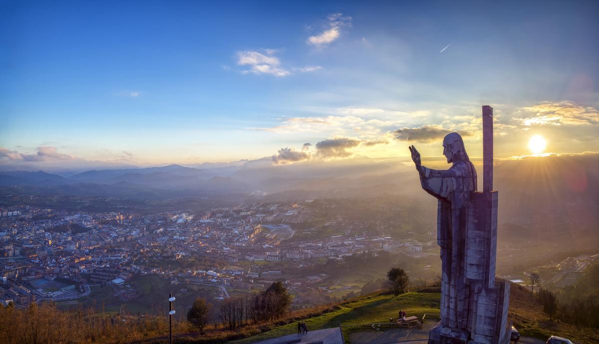 El monumento al Sagrado Corazón de Jesús preside la ciudad
