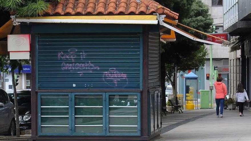 El kiosco está situado junto a la parada de taxis. // Bernabé/Javier Lalín