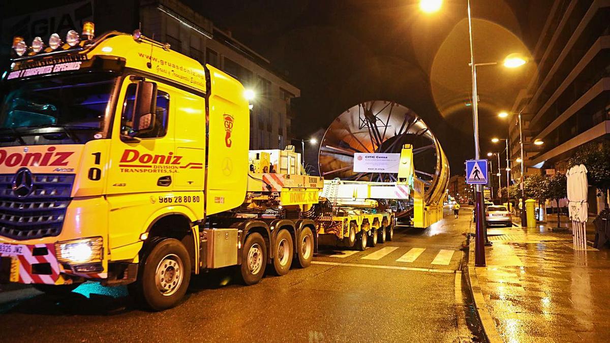 Corte de tráfico en Porriño para dejar paso a un transporte especial | ANXO GUTIÉRREZ