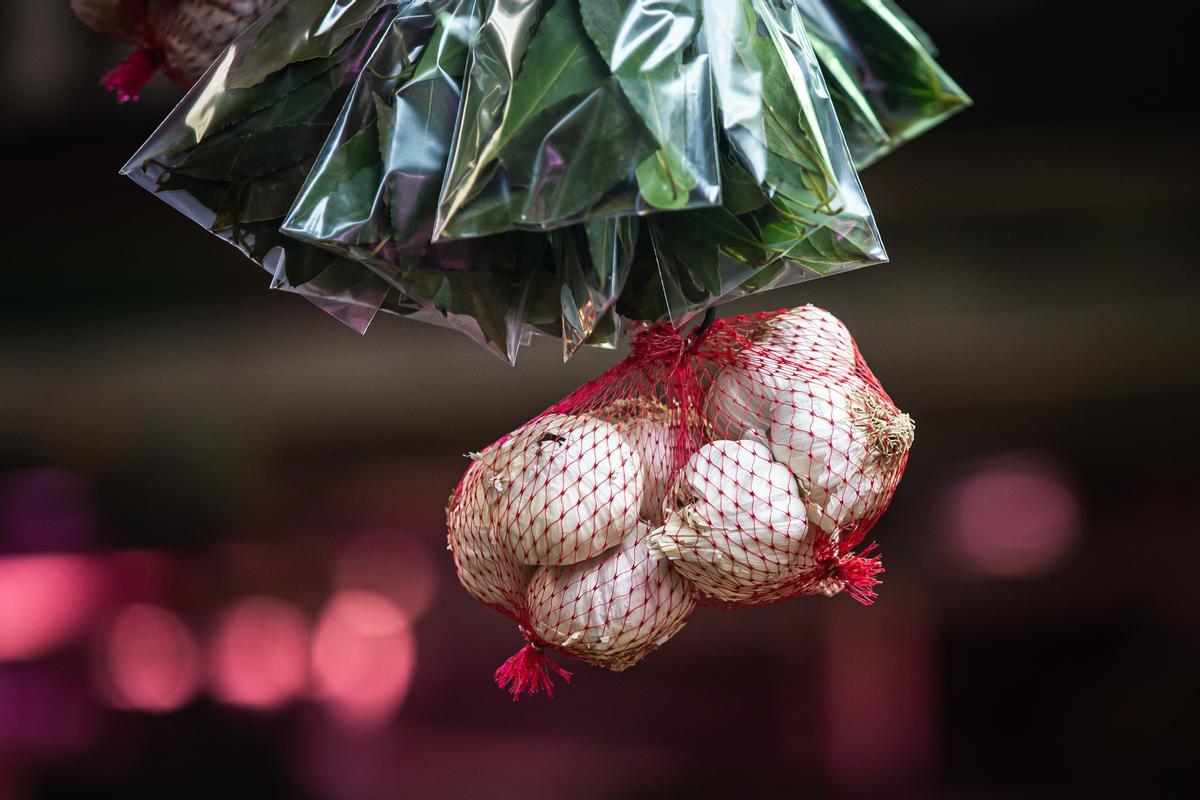 Detalle de una ristra de ajos en el Mercado de Maravillas en Madrid.