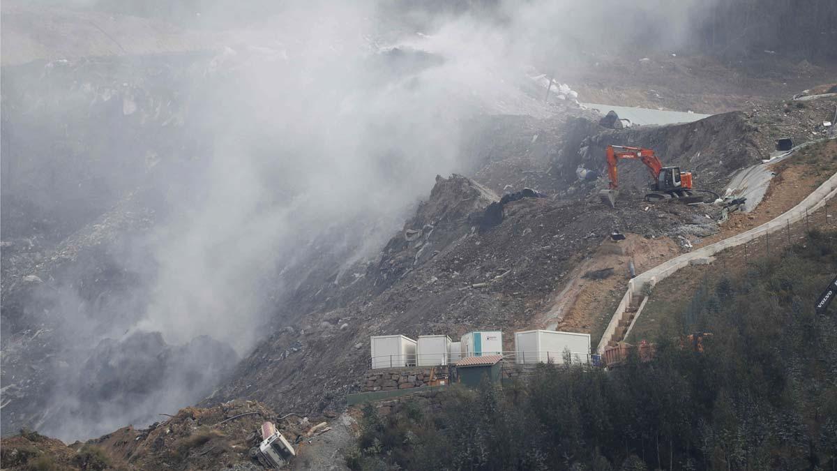 Operarios trabajan tras el derrumbe del vertedero de Zaldibar