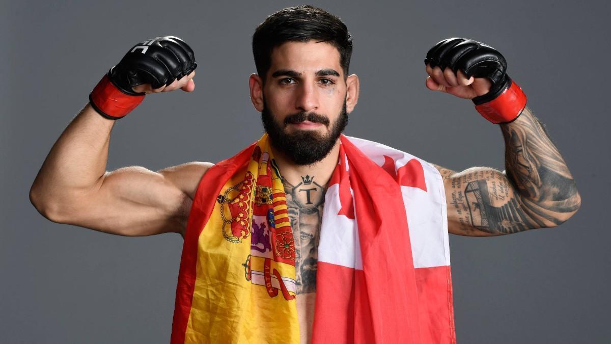 Ilia Topuria posa con la bandera española y la georgiana después de un combate.