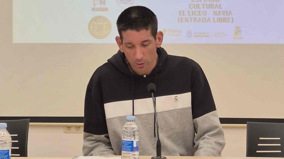 Iván Corral durante su intervención en Navia.
