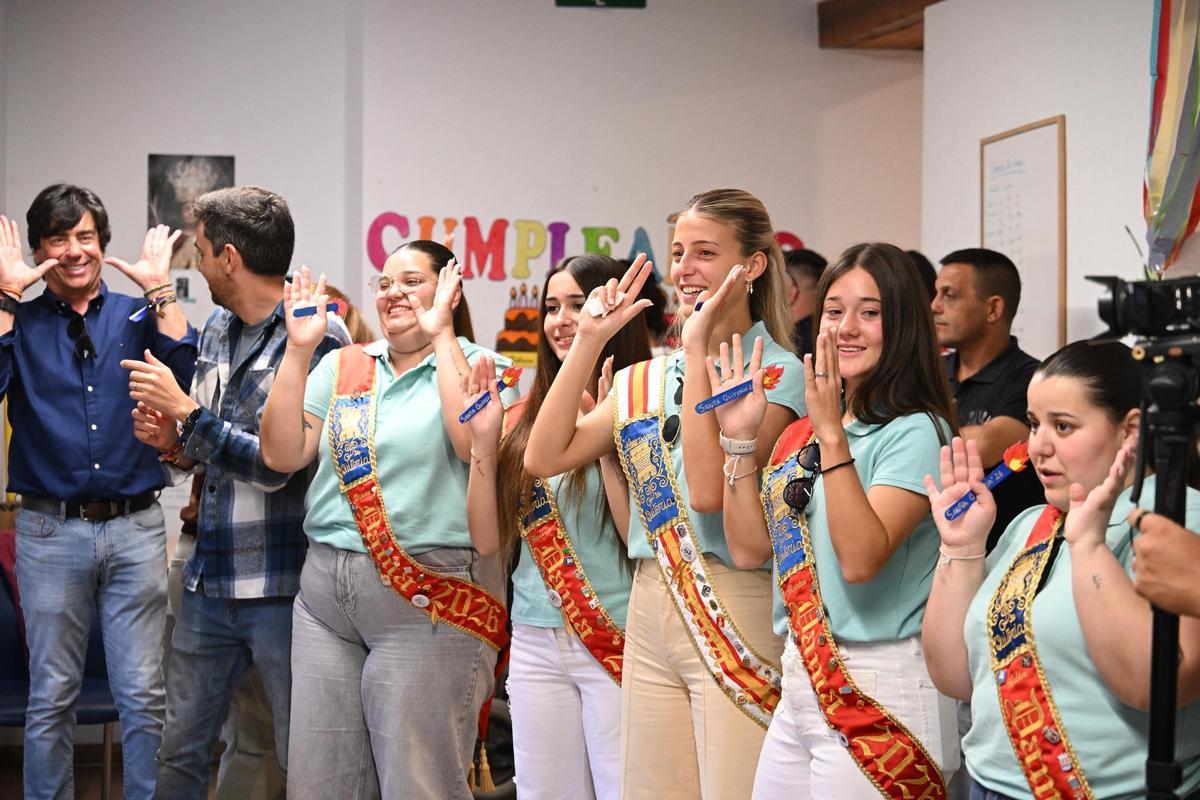 La reina y las damas hicieron juegos para los mayores.