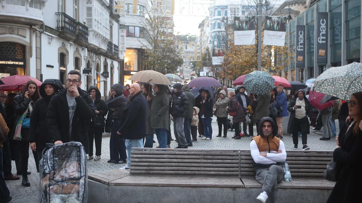 Colas eternas para ver la tienda navideña de Zara en el centro de A Coruña