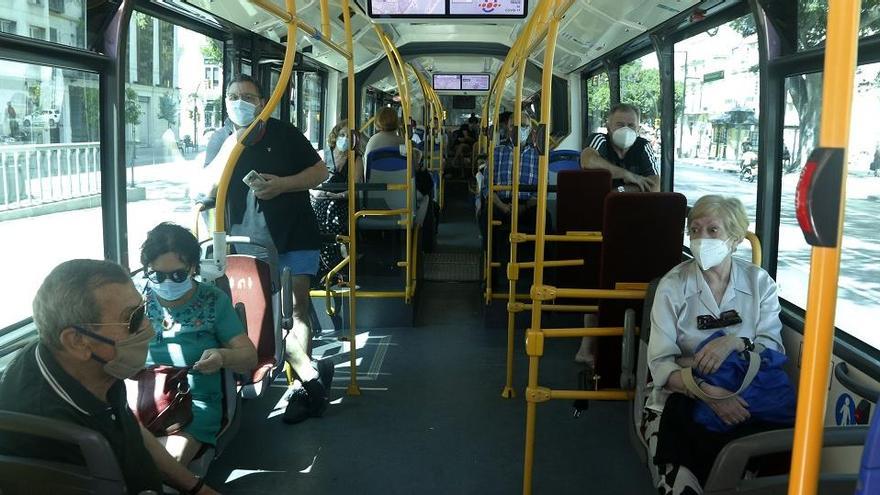 Usuarios en el interior de un autobús de la EMT.