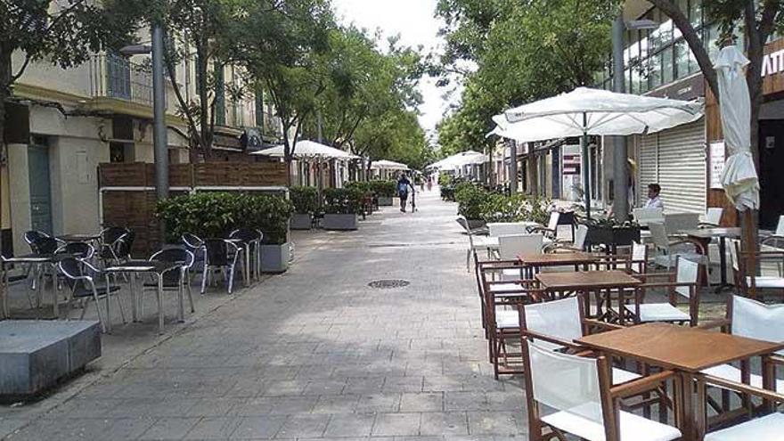 Terrazas de restaurantes de la calle Fábrica, en Santa Catalina.