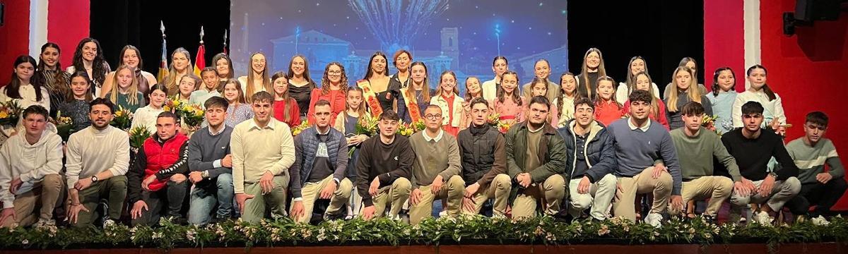 Reinas, damas y acompañantes vivieron un emotivo día en el Teatro Serrano, con la alcaldesa, Mª Carmen Climent.