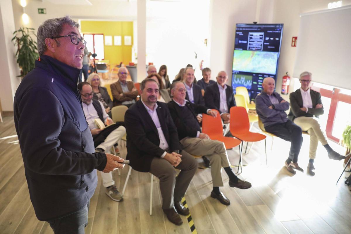 Jaime Izquierdo, en primer término, durante la conferencia que abrió el seminario en CTIC RuralTech