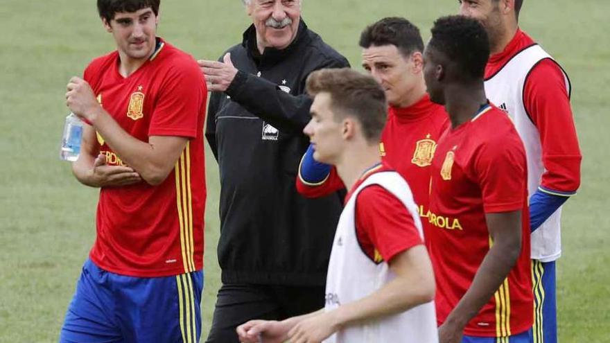 Del Bosque, ayer, charlando con varios jugadores.