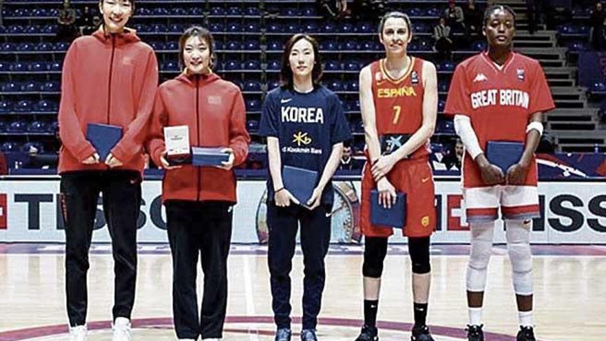 Alba Torrens posa junto a las otras jugadoras elegidas.