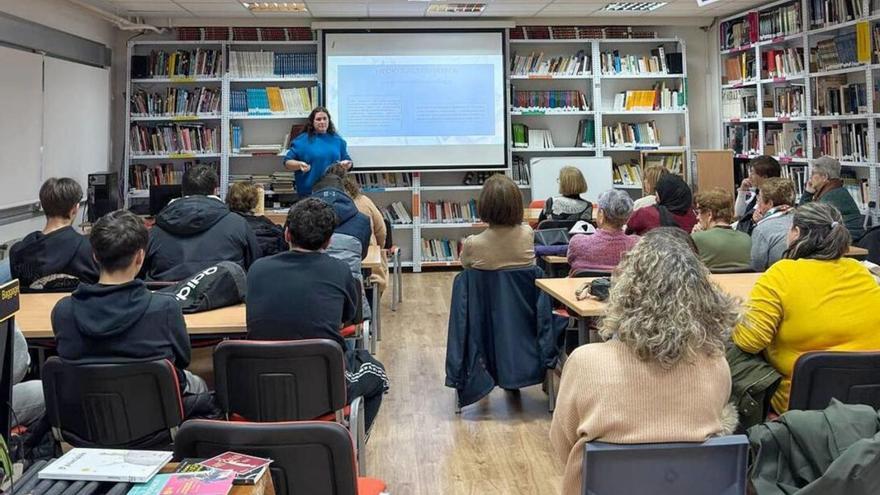 La charla, impartida por la educadora social Noelia Romero. |  Santos Álvarez