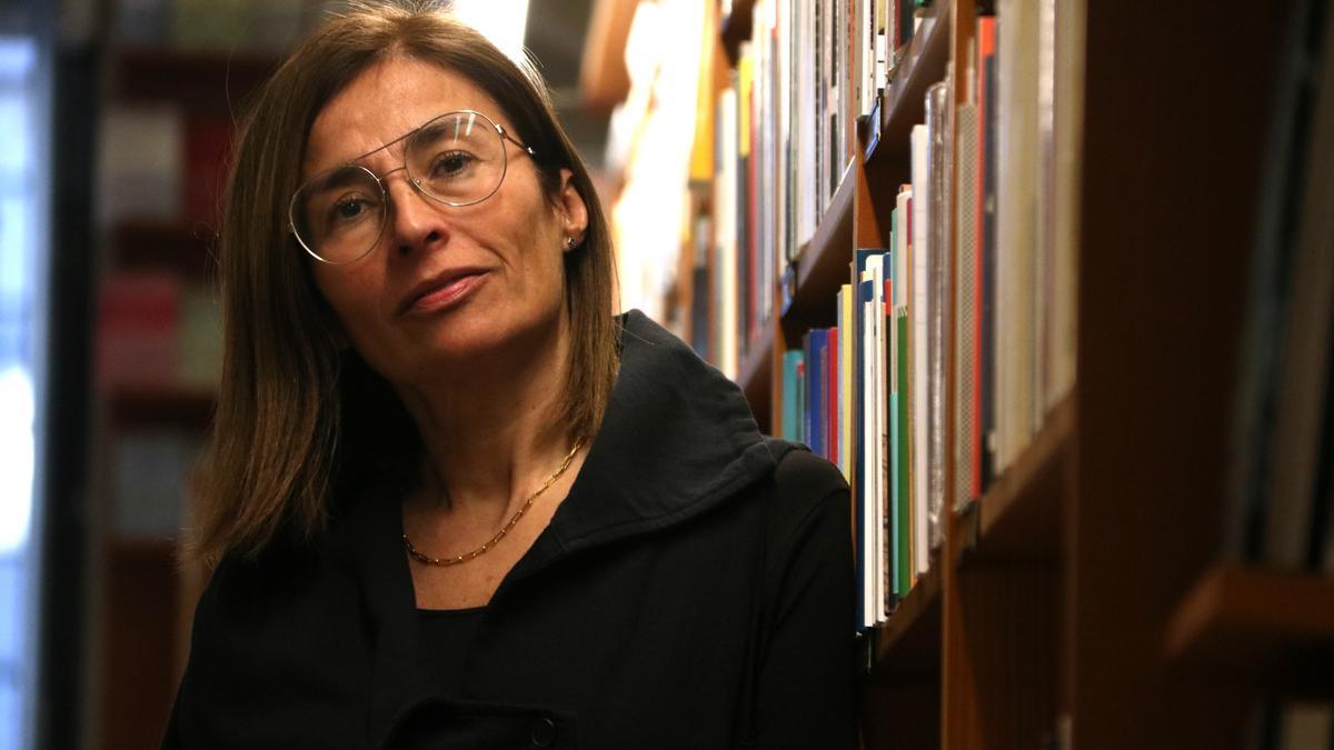 L'escriptora i periodista Eva Piquer, entre llibres a la Laie