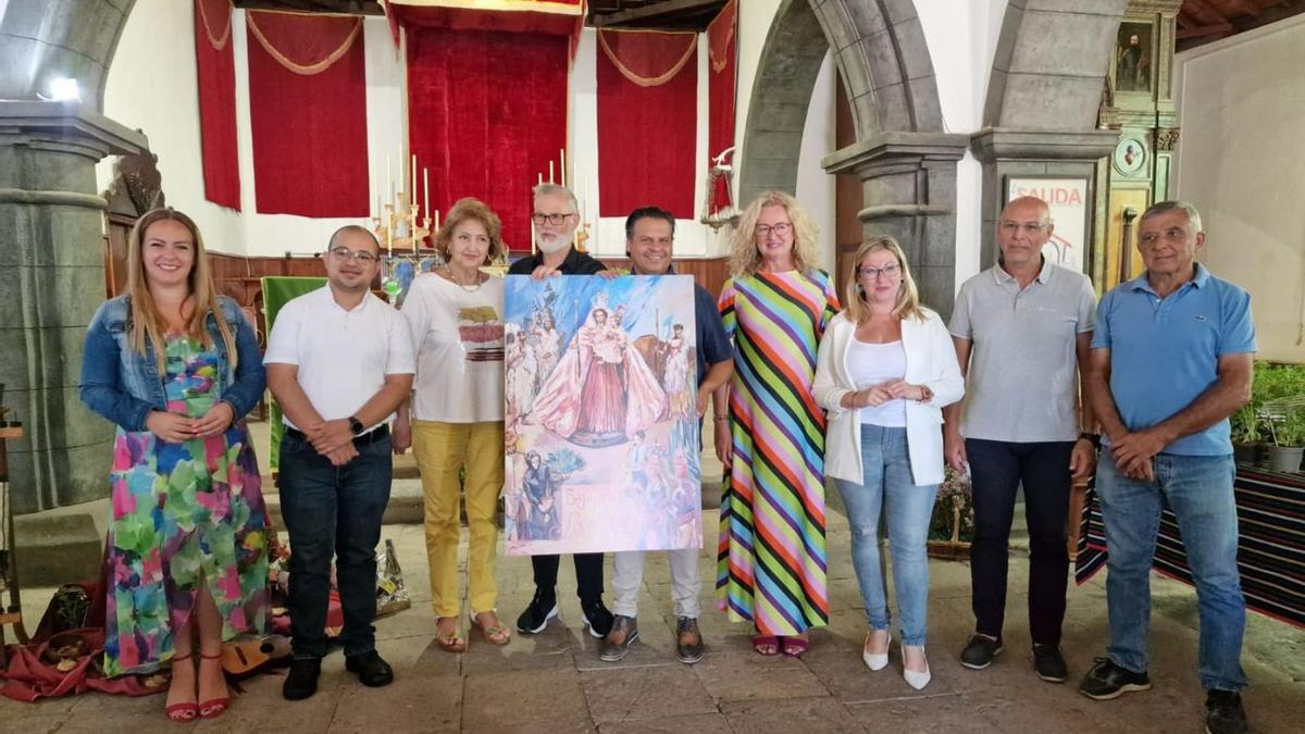 Javier Eloy Campos y Gustavo Pérez, cartelista y alcalde, respectivamente (c), el párroco, la pregonera y concejales.