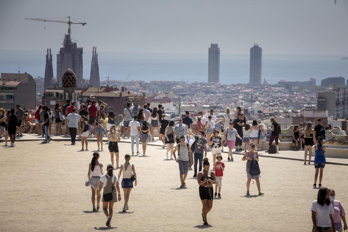 Cronologia d’un juliol fatal: el mes que la Covid-19 va dilapidar l’estiu de Catalunya