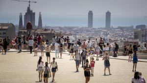 Cronologia d’un juliol fatal: el mes que la Covid-19 va dilapidar l’estiu de Catalunya