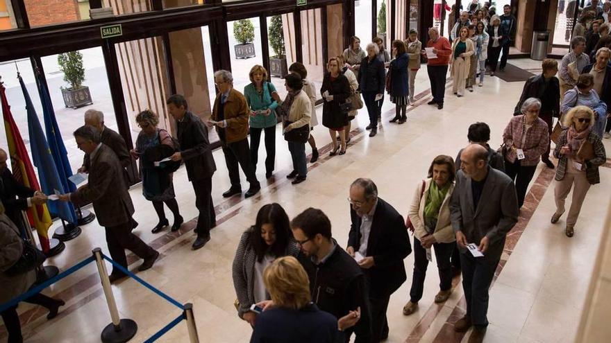 La cola a la entrada del Auditorio de Oviedo.