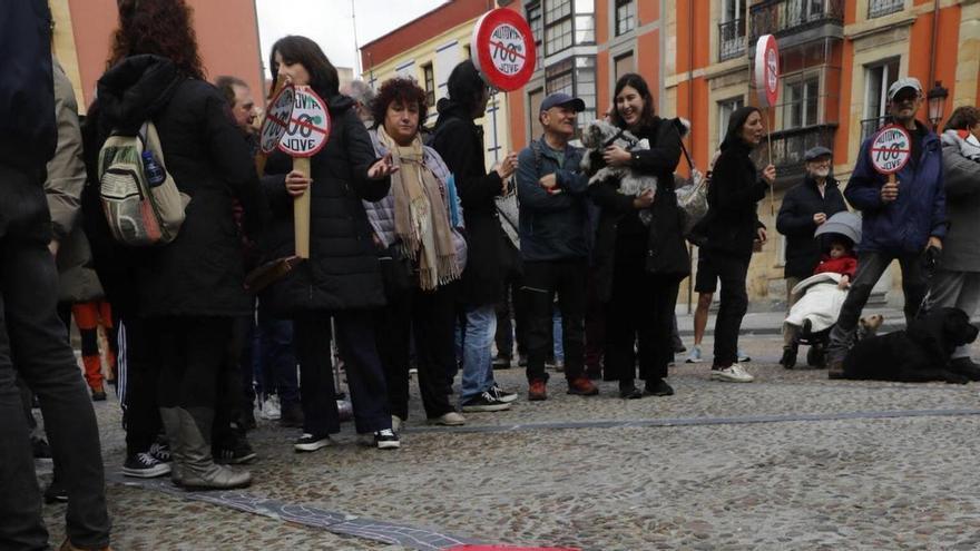 Detalle de una de las manifestaciones contra el vial de Jove en superficie frente al Ayuntamiento. | Marcos León