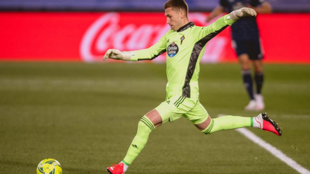 Rubén Blanco golpea el balón durante un partido en Balaídos. // LOF