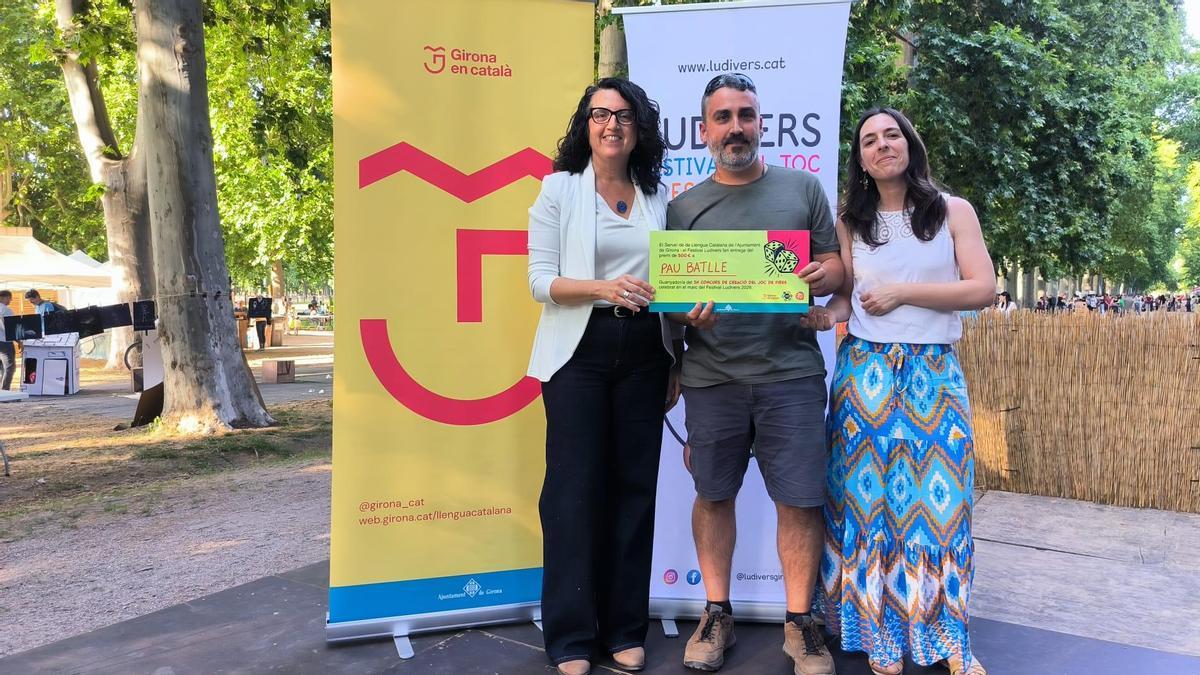 Pau Batlle Vilanova amb el premi de millor joc per a “Cursa de llegendes”