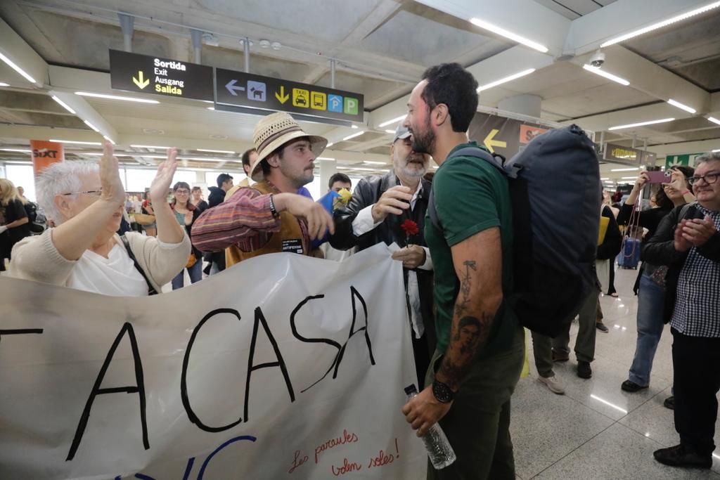 FOTOS │Así ha sido recibido Valtònyc en el aeropuerto de Palma