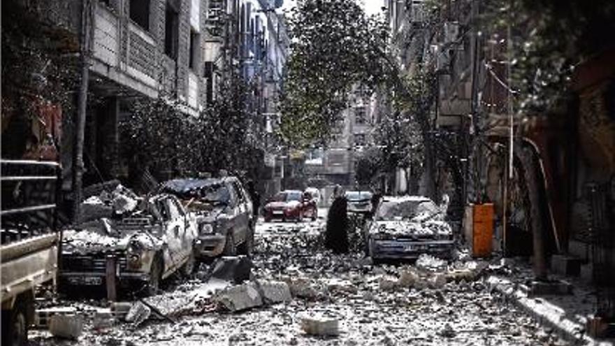 Desperfectes ocasionats per la força d&#039;un atac aeri a la ciutat siriana de Douma.
