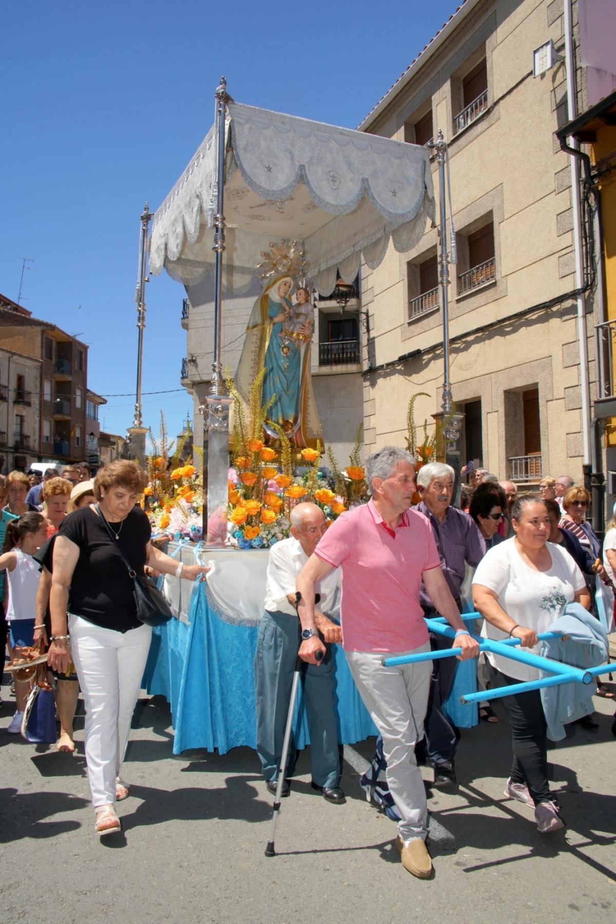 Vecinos y cofrades arropan a la Virgen de la Salud en una procesión