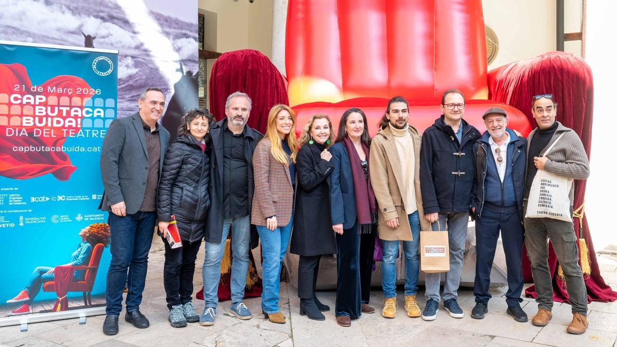 Representants de les sales participants a la campanya 'Cap butaca buida' 2026 durant la seua presentació.