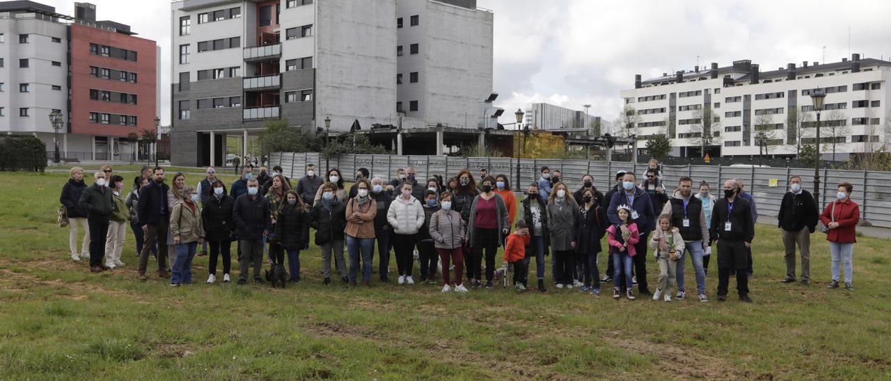 Algunos vecinos de Prado de la Vega en la parcela donde se preve situar la gasolina