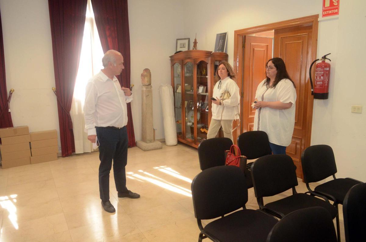 Durán dirigiéndose a Sheila Ferreira en el salón de plenos.