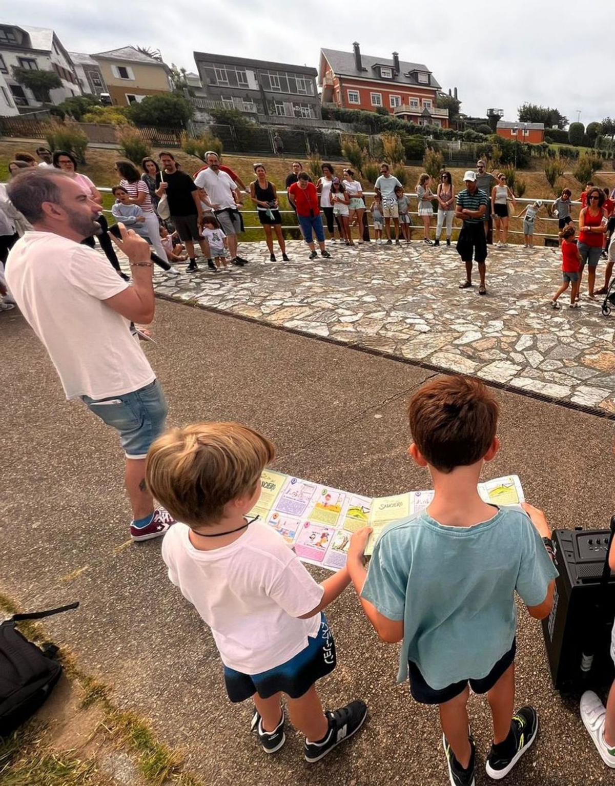 Un momento de la actividad organizada en Tapia de Casariego. | R. A. S.