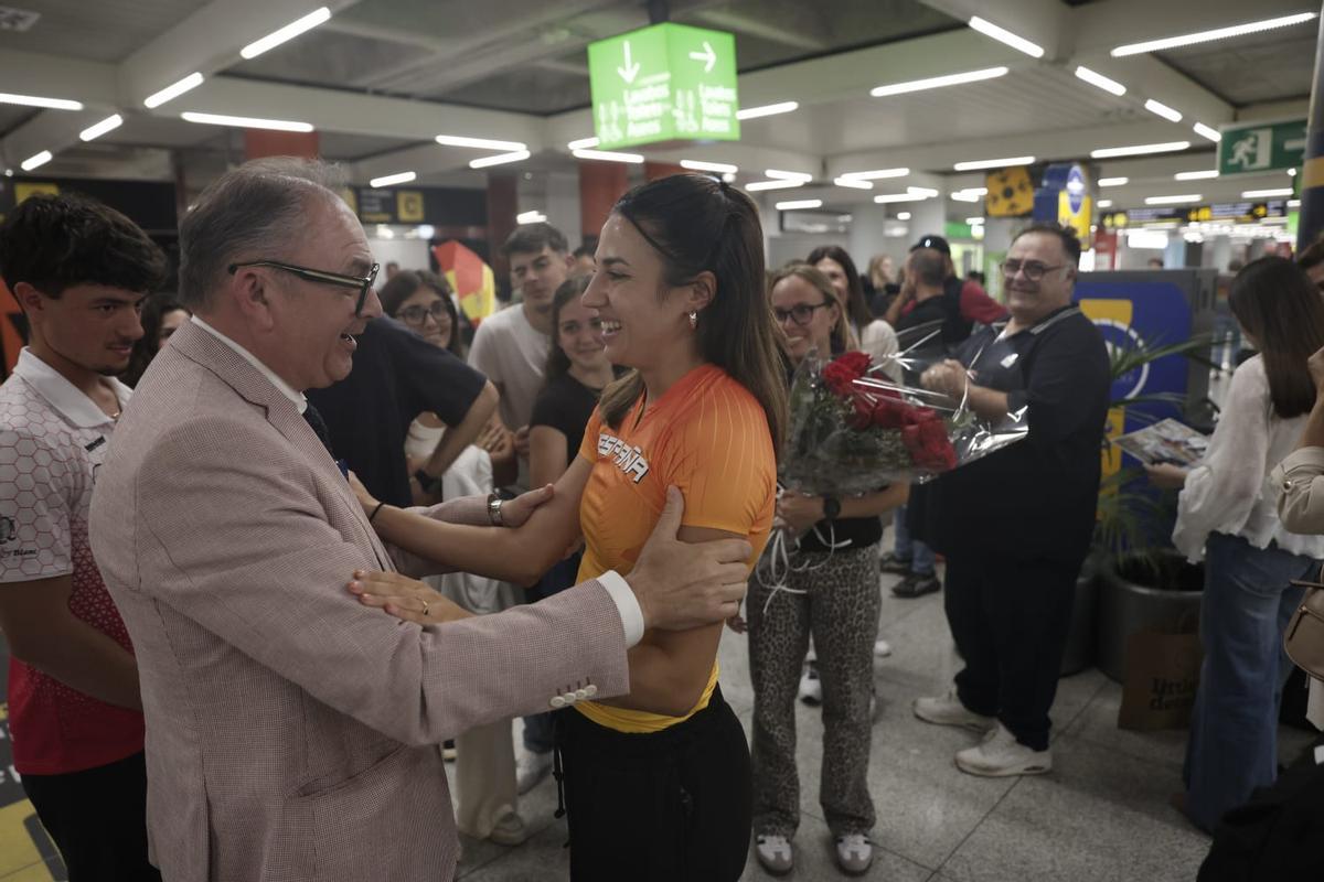 Así ha sido la llegada de la deportista Esperança Cladera al aeropuerto de Palma