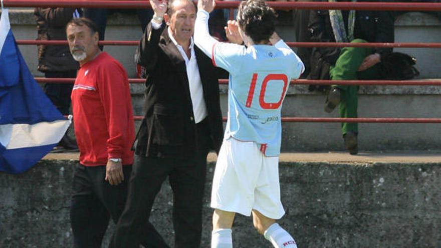 Jota celebra con el técnico &quot;Pichi&quot; Lucas uno de sus goles en la matinal de ayer en Barreiro. // Jesús de Arcos