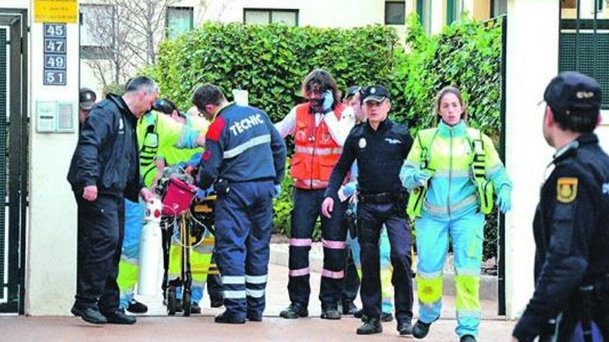 Ambulancia en el lugar donde se precipitó la niña.