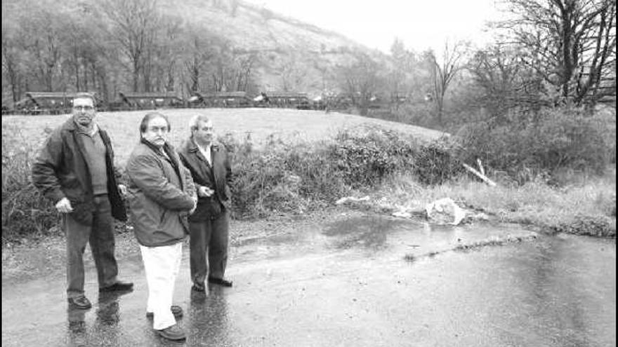 Arturo Soler, Eleuterio Díaz y Alfonso Pereira, ante el lugar donde quieren construir el acceso a la cueva.