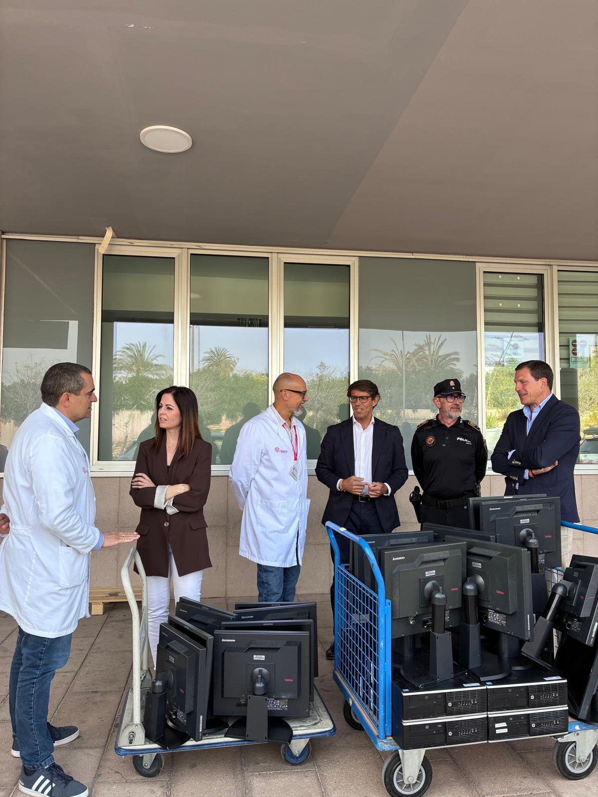 Representantes del Hospital Vinalopó junto a ediles y responsables de la Policía Local