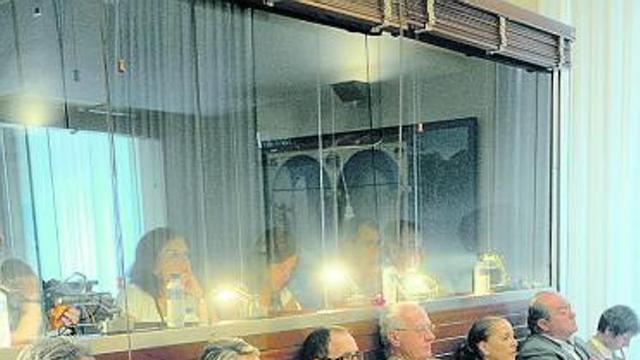 Miembros del Sespa y médicos, durante la comparecencia de Navia-Osorio.