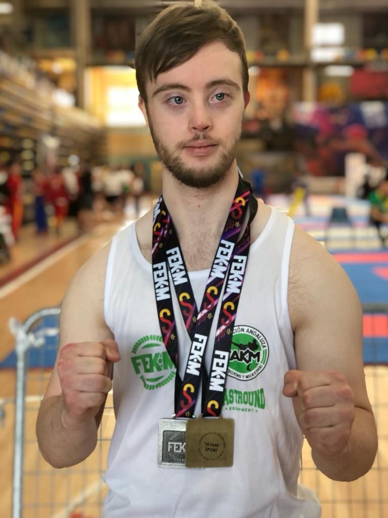 Antonio Romero, con las medallas conseguidas en el Campeonato de España de Kick Boxing inclusivo en Guadalajara.