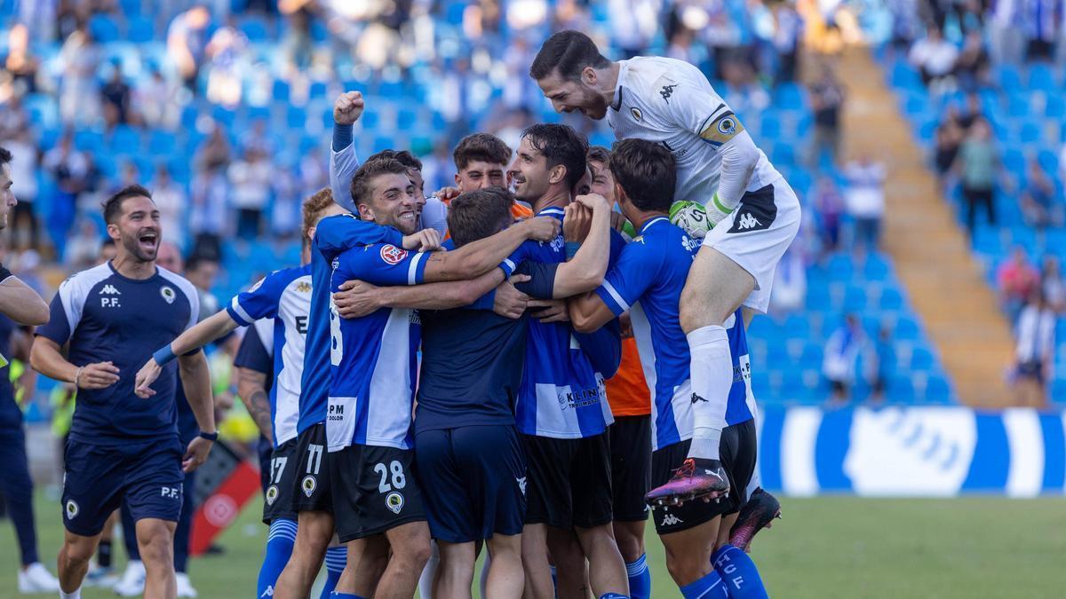Los jugadores del Hércules celebran un gol de Solde durante el mismo partido en que se rompió el cruzado.