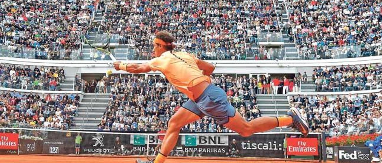 Nadal corre para alcanzar la pelota en su partido ante Djokovic.