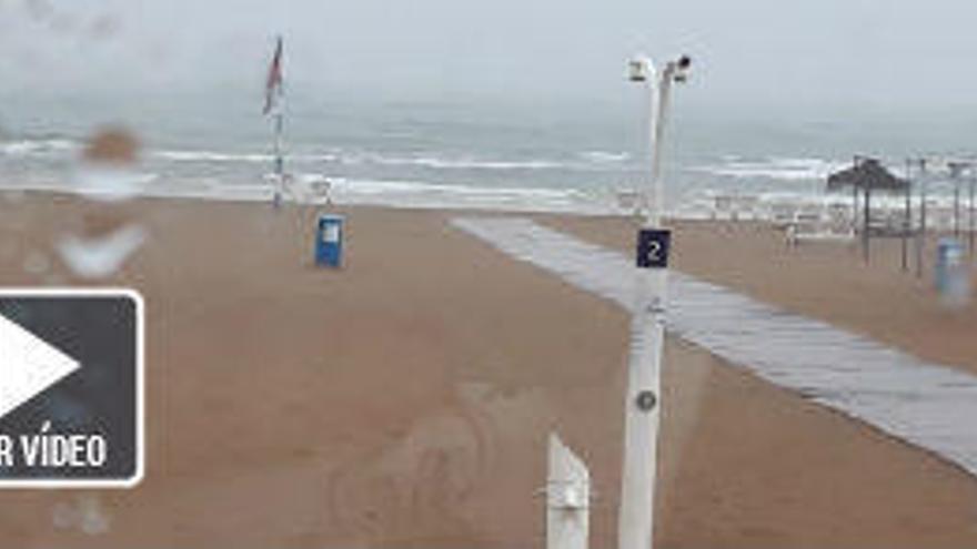 Dénia prohíbe el baño en sus playas por la tormenta