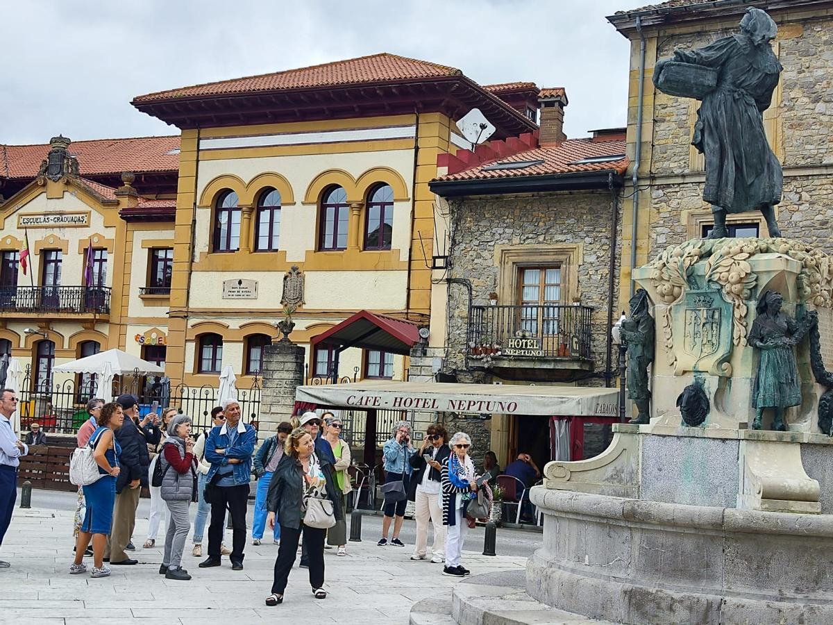 Un grupo de turistas, de visita por Villaviciosa.