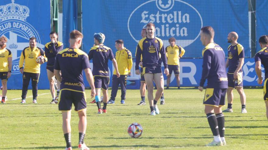 Los jugadores, entrenándose en Abegondo. |  // CASTELEIRO / ROLLER AGENCIA