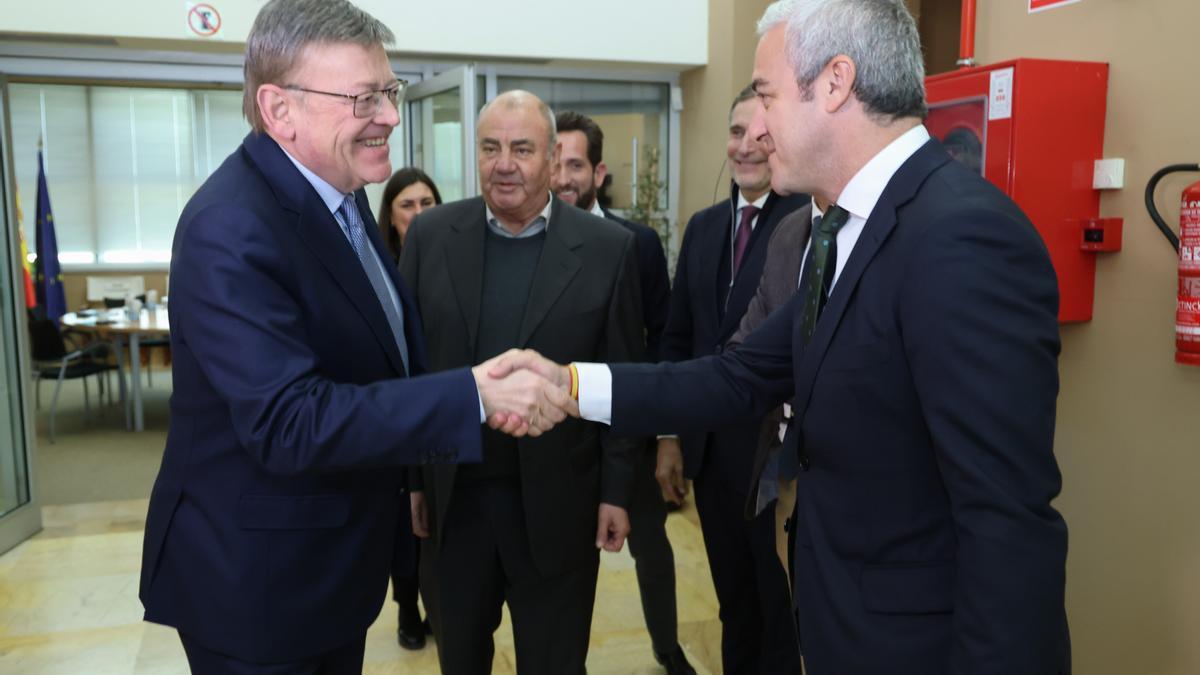 Ximo Puig saluda a James Costos, en Ciudad de la Luz.