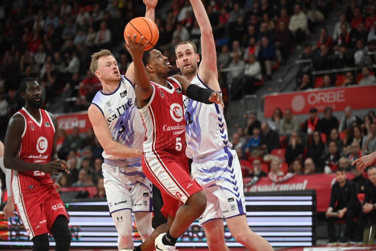 Isaiah Washington trata de anotar ante la defensa de Hlinason.