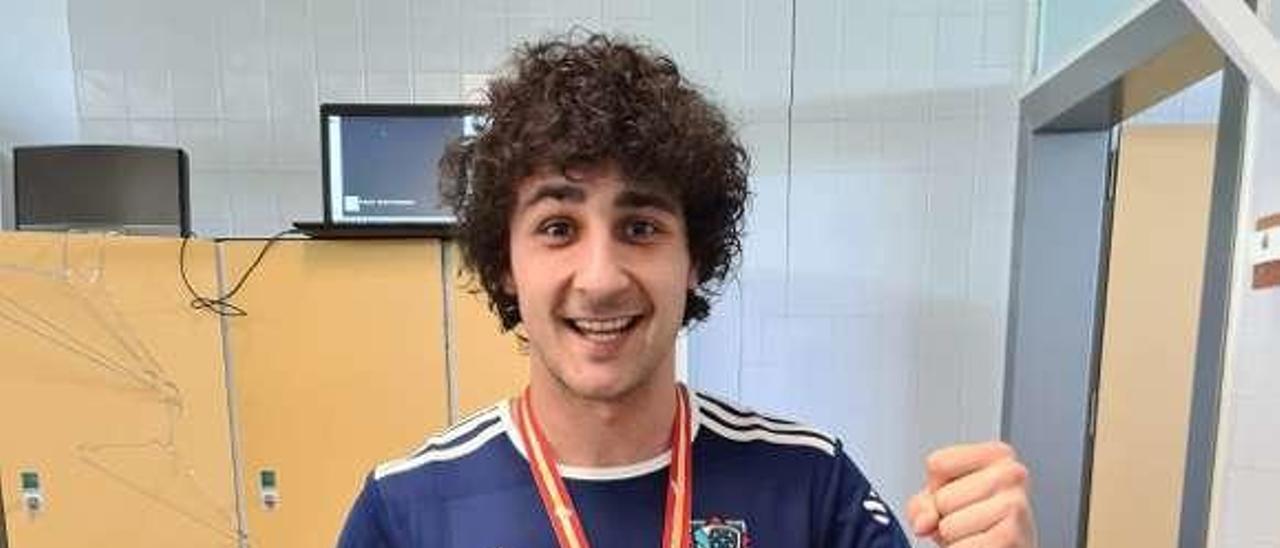 Iker Hurtado posa con el trofeo de la Copa de las Regiones UEFA.