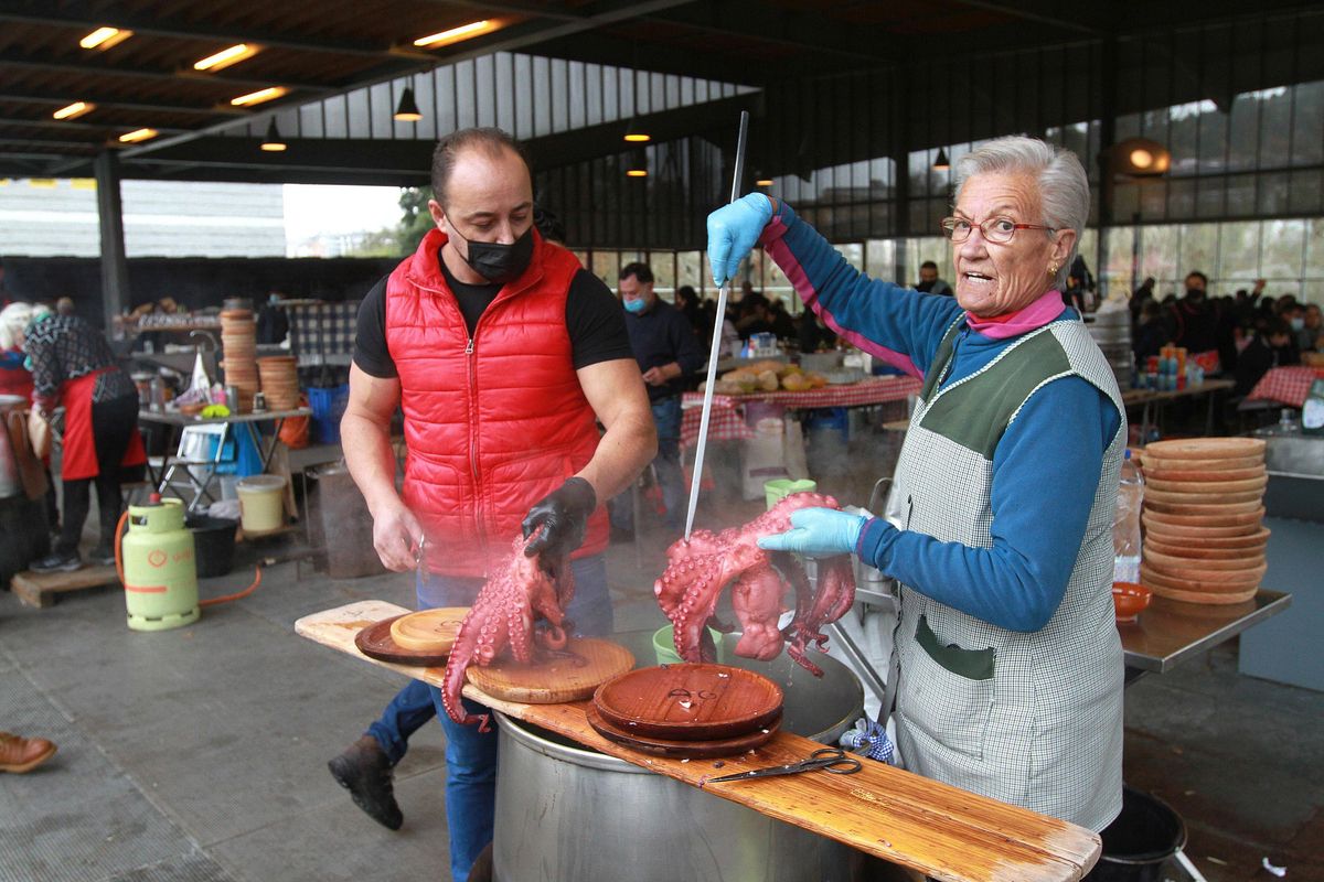 Pulpeiras en el campo de la feria de Ourense.