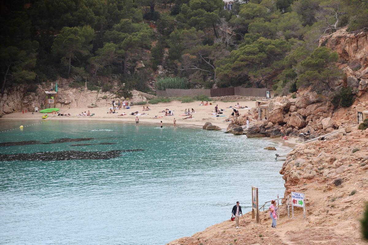 Todas las imágenes del primer día de restricciones de acceso al parking de Cala Salada