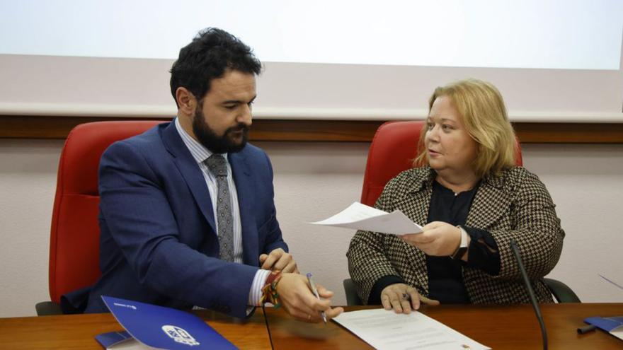 El alcalde de La Unión y la presidenta de COEC firman el convenio ayer.
